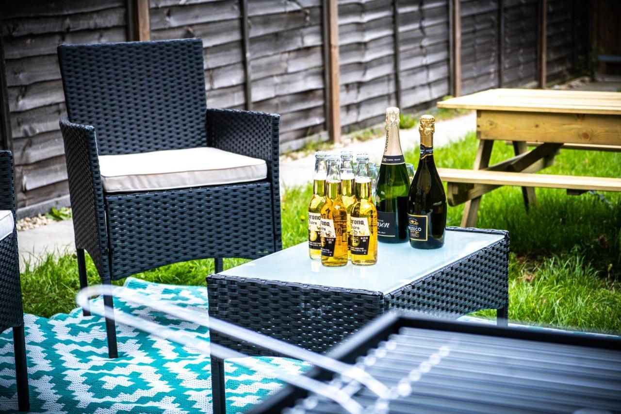 Luxury 2 Bed House City Centre ✘ Bbq & Garden ☆ Family Friendly→ Swingball & Outdoor Furniture - Free Parking → With 50 Inch Smart Tv, Free Netflix & Wifi ✘ Comfy Seating Area - By Maevela Birmingham Exterior photo