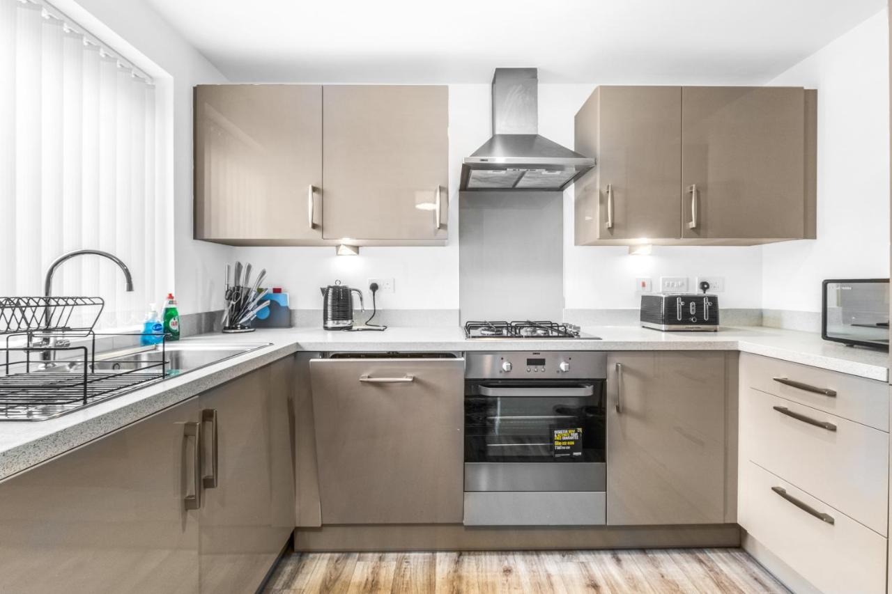 Luxury 2 Bed House City Centre ✘ Bbq & Garden ☆ Family Friendly→ Swingball & Outdoor Furniture - Free Parking → With 50 Inch Smart Tv, Free Netflix & Wifi ✘ Comfy Seating Area - By Maevela Birmingham Exterior photo