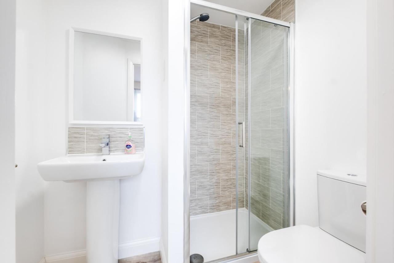Luxury 2 Bed House City Centre ✘ Bbq & Garden ☆ Family Friendly→ Swingball & Outdoor Furniture - Free Parking → With 50 Inch Smart Tv, Free Netflix & Wifi ✘ Comfy Seating Area - By Maevela Birmingham Exterior photo