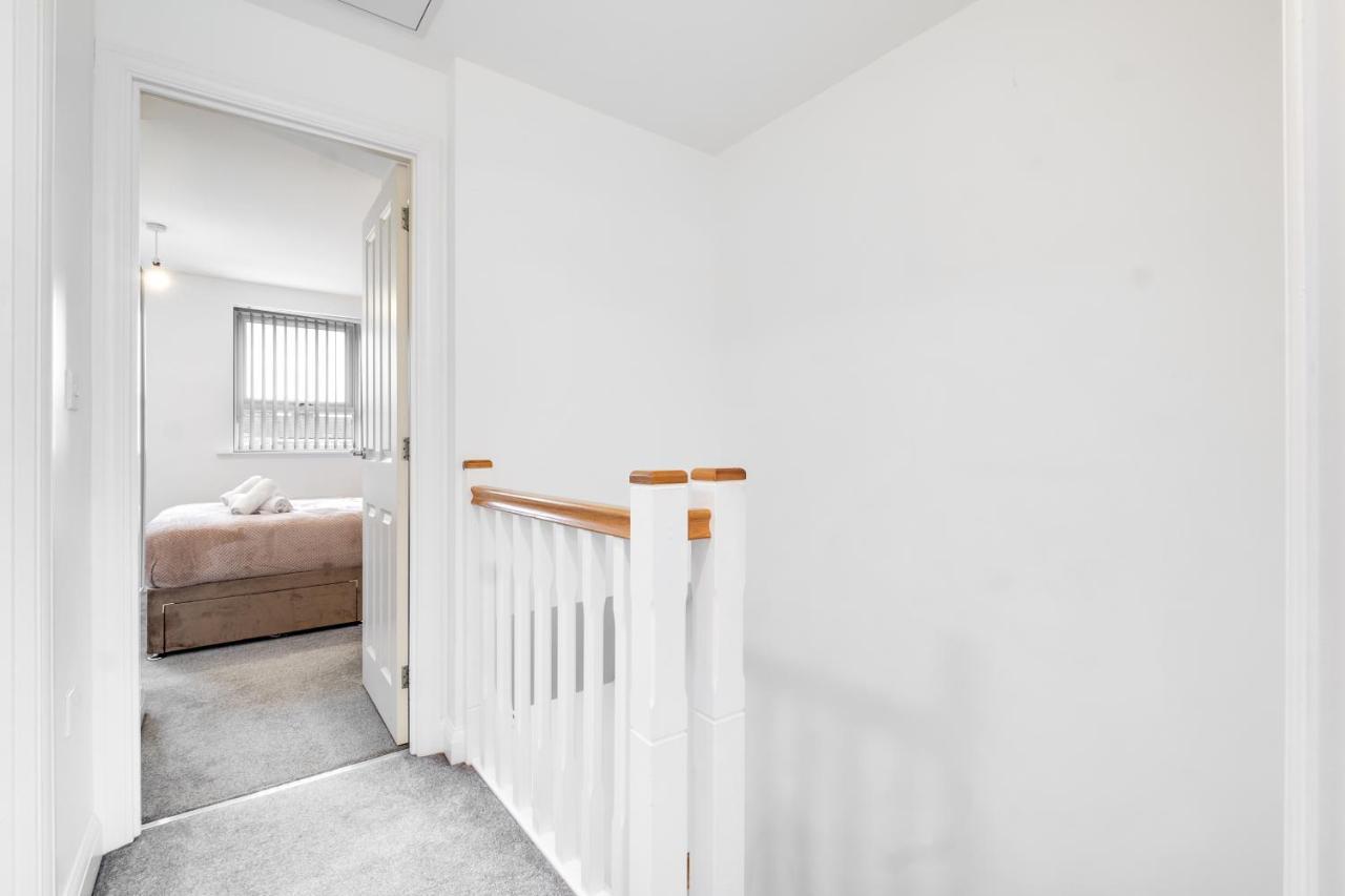 Luxury 2 Bed House City Centre ✘ Bbq & Garden ☆ Family Friendly→ Swingball & Outdoor Furniture - Free Parking → With 50 Inch Smart Tv, Free Netflix & Wifi ✘ Comfy Seating Area - By Maevela Birmingham Exterior photo