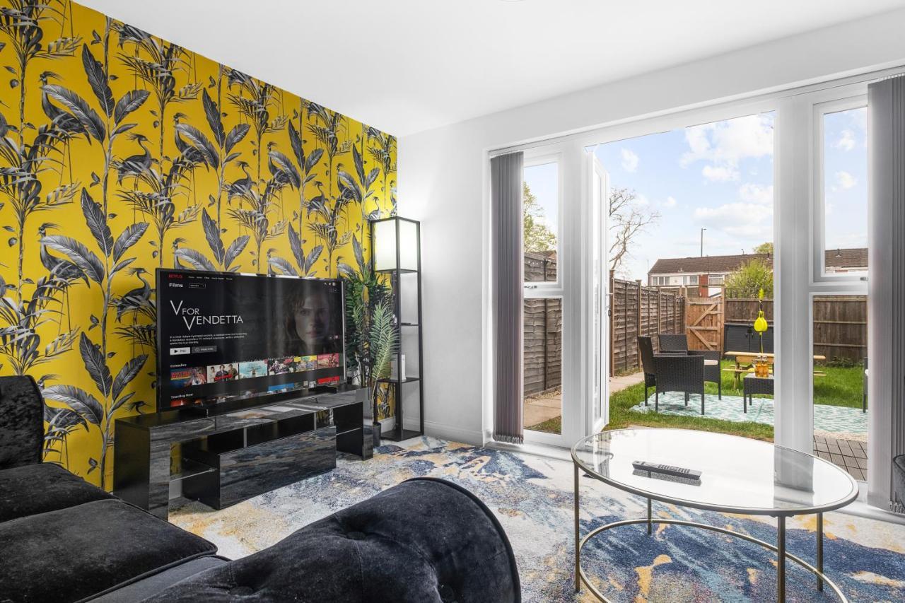 Luxury 2 Bed House City Centre ✘ Bbq & Garden ☆ Family Friendly→ Swingball & Outdoor Furniture - Free Parking → With 50 Inch Smart Tv, Free Netflix & Wifi ✘ Comfy Seating Area - By Maevela Birmingham Exterior photo