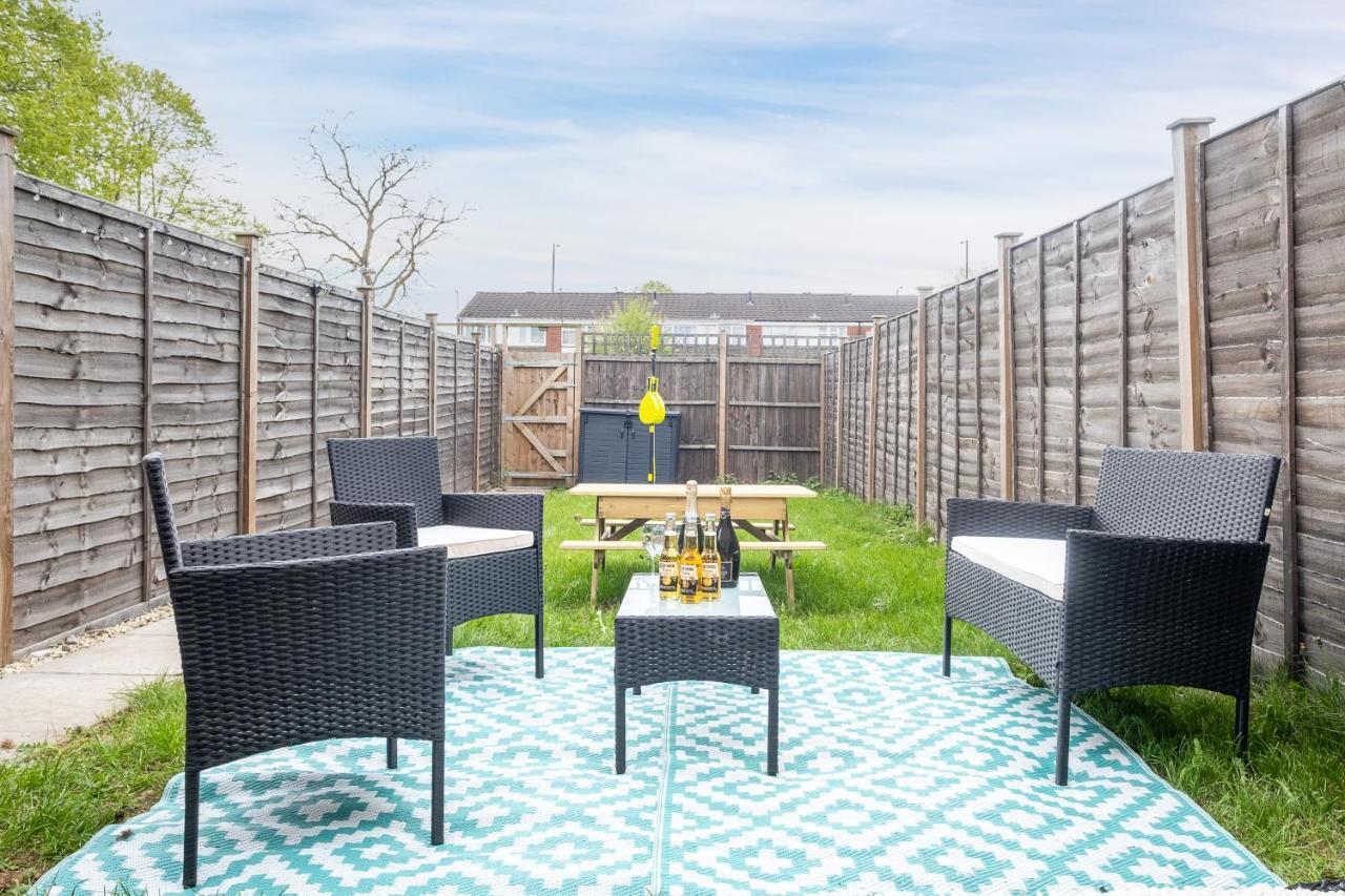Luxury 2 Bed House City Centre ✘ Bbq & Garden ☆ Family Friendly→ Swingball & Outdoor Furniture - Free Parking → With 50 Inch Smart Tv, Free Netflix & Wifi ✘ Comfy Seating Area - By Maevela Birmingham Exterior photo